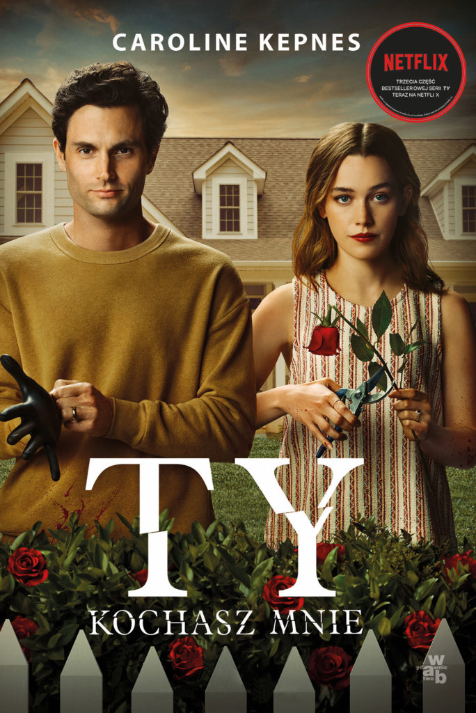 Na okładce mężczyzna zakładający czarną rękawiczkę i kobieta z sekatorem i różą w ręce. W tle dom. Logo Netflixa.