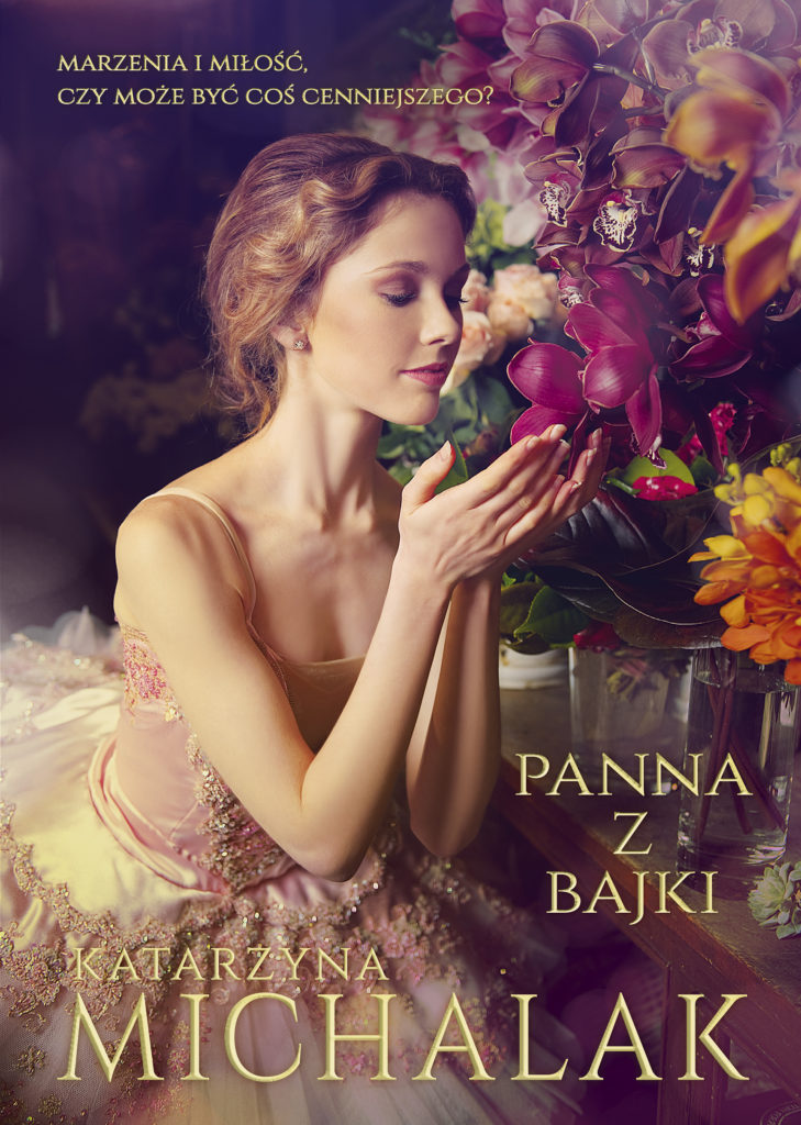 Na okładce ubrana w sukienke baletnicy kobieta, która podtrzymuje w dłoniach kwiat storczyka. Obok bukiety kwiatów w wazonach