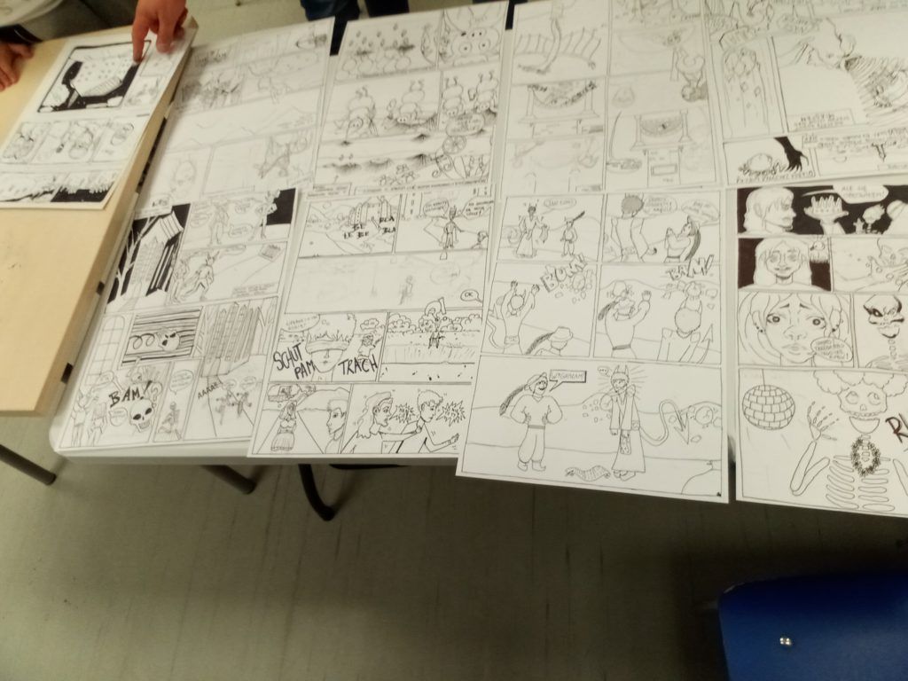 Plansze komiskowe narysowane przez młodych twórców. Leża na stole