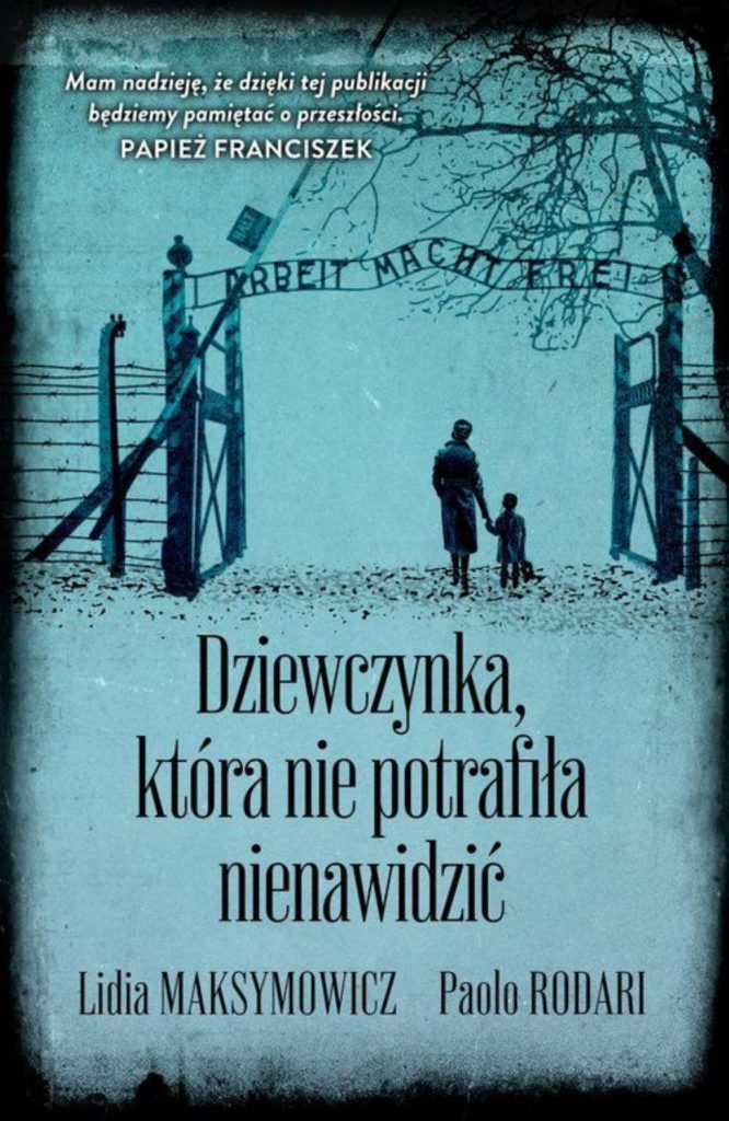 Na okładce otwarta brama do obozu w Auschwitz i wchodząca za bramę kobieta trzymająca za rękę małą z dziewczynkę.