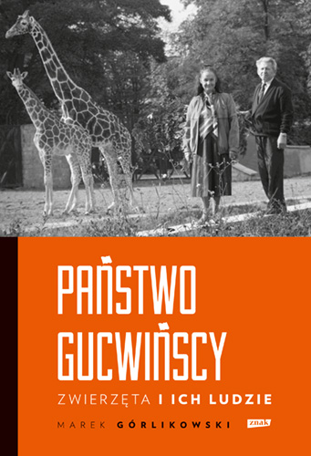 Na okładce czarno-biała fotografia kobiety i mężczyzny w średnim wieku stojących obok dwóch żyraf.
