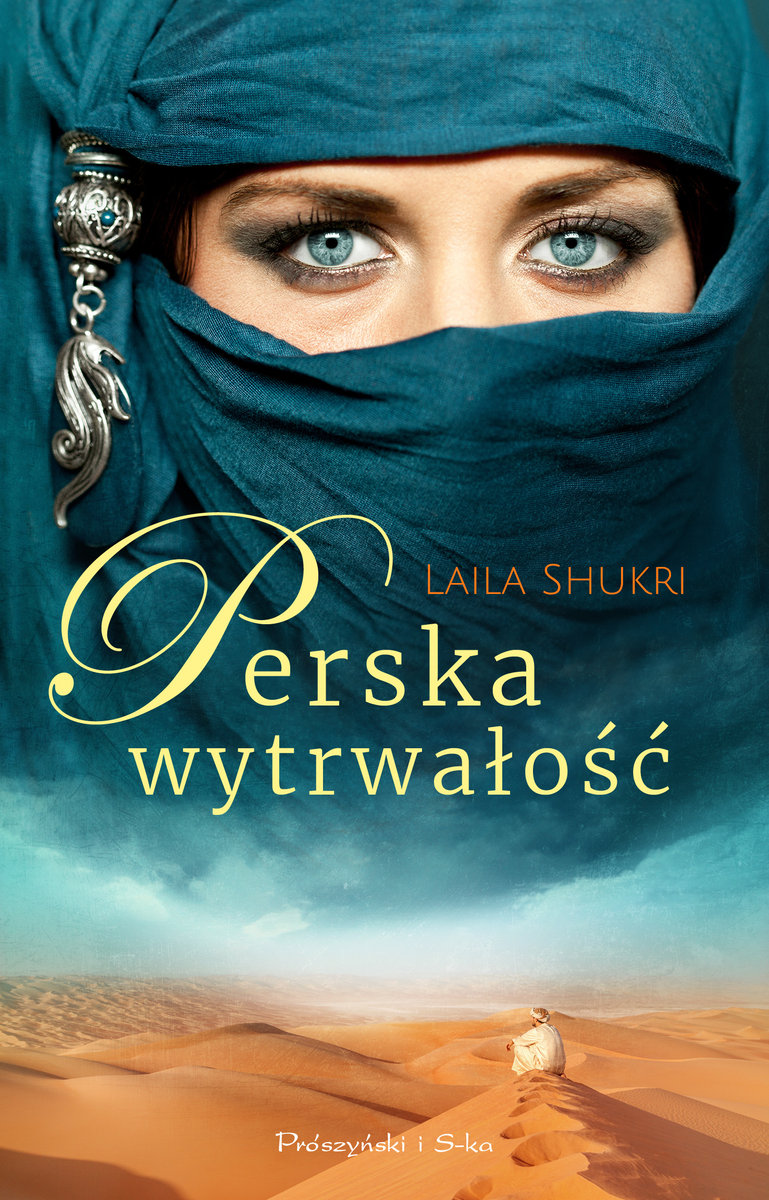 Na okładce przesłonięta turkusową chustą twarz kobiety z niebieskimi oczami oraz pustynia i postać siedząca na piasku