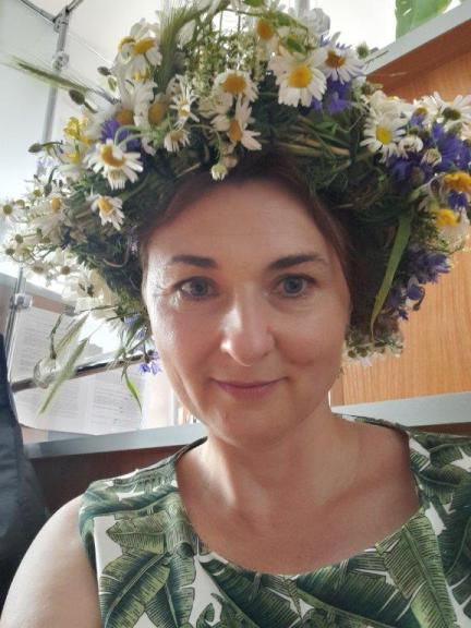 Kobieta z wiankiem z kwiatów na głowie.