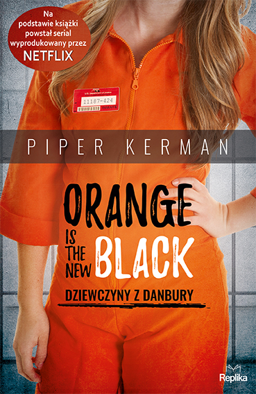 Na okładce kobieta w pomarańczowym kombinezonie, z plakietką. Informacja o produkcji Netflixa.