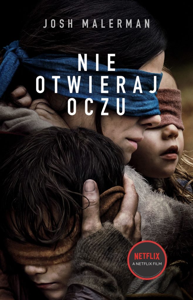 Na okładce kobieta tuląca dwójkę dzieci. Mają zawiązane oczy, widać ślady brudu na twarzach i dłoniach. Logo Netfixa.