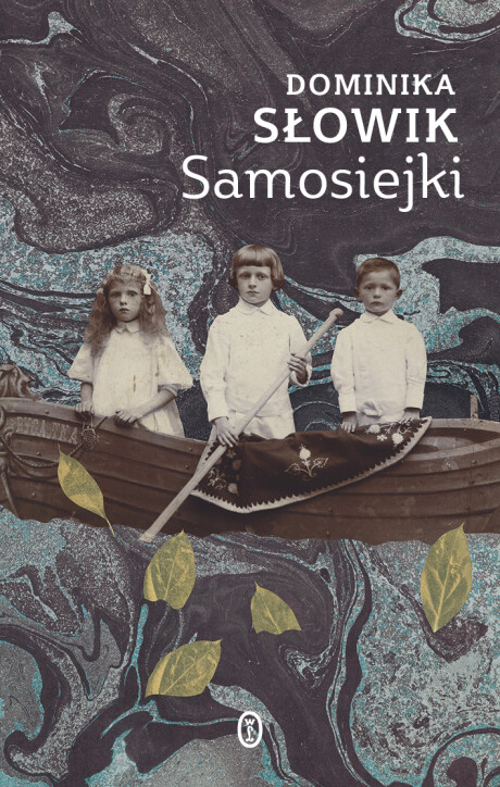 Na okładce trójka dzieci w białych strojach, stoją w drewnianej łódce.