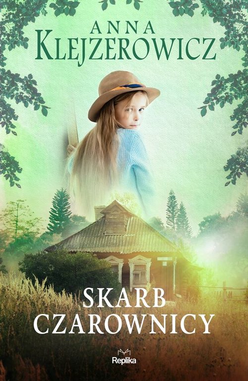 Na okładce postać dziewczynki w kapeluszu i niebieskim sweterku z odwróconą twarzą do przodu, w dole dom wśród drzew.