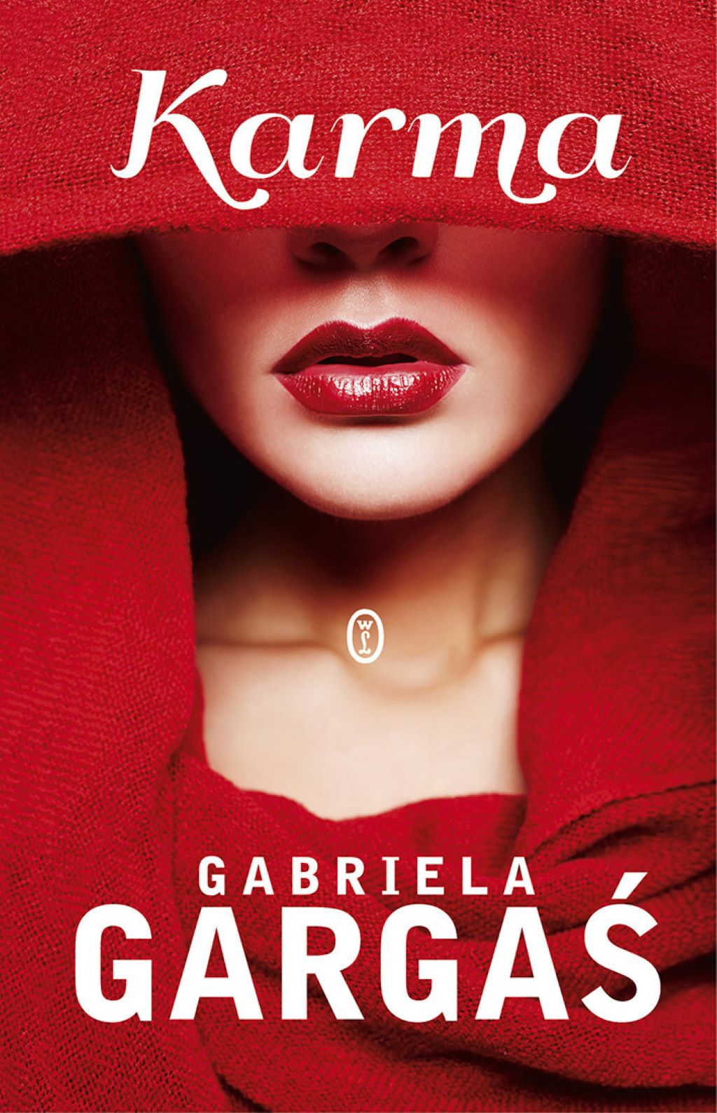 Na okładce twarz kobiety z zakrytymi czerwoną chustą oczami, włosami i ramionami. Usta pomalowane na czerwono.