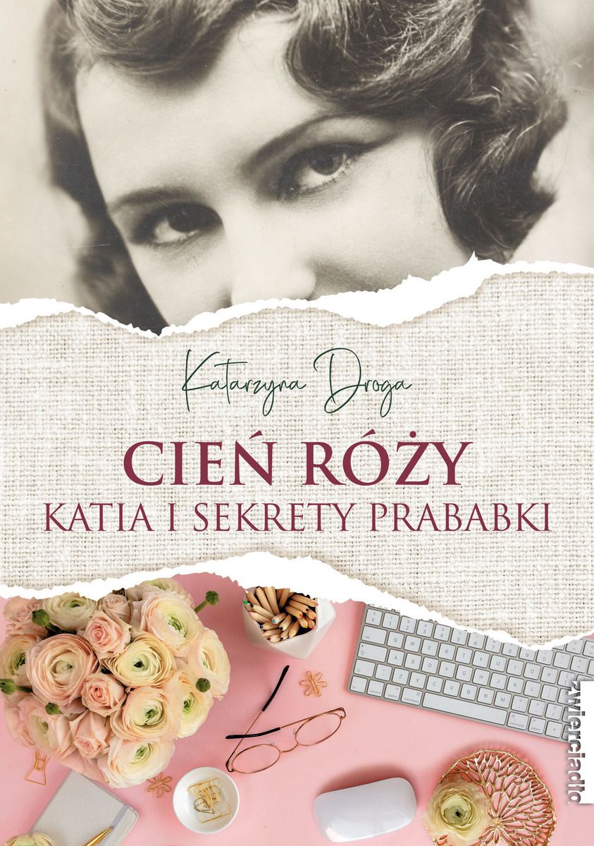Na górze okładki przedarte czarno-białe zdjęcie twarzy kobiety, na dole różowy blat, na nim kwiaty, okulary, klawiatura