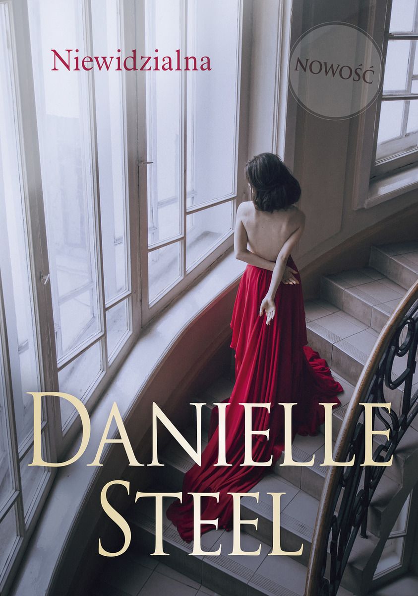 Na okładce stojąca na schodach przy olbrzymim oknie kobieta odwrócona tyłem, w czerwonej sukni i odsłoniętymi plecami