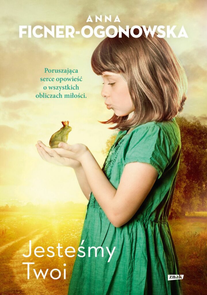 Na okładce mała dziewczynka w zielonej sukience stoi bokiem, w uniesionych dłoniach trzyma żabę w koronie