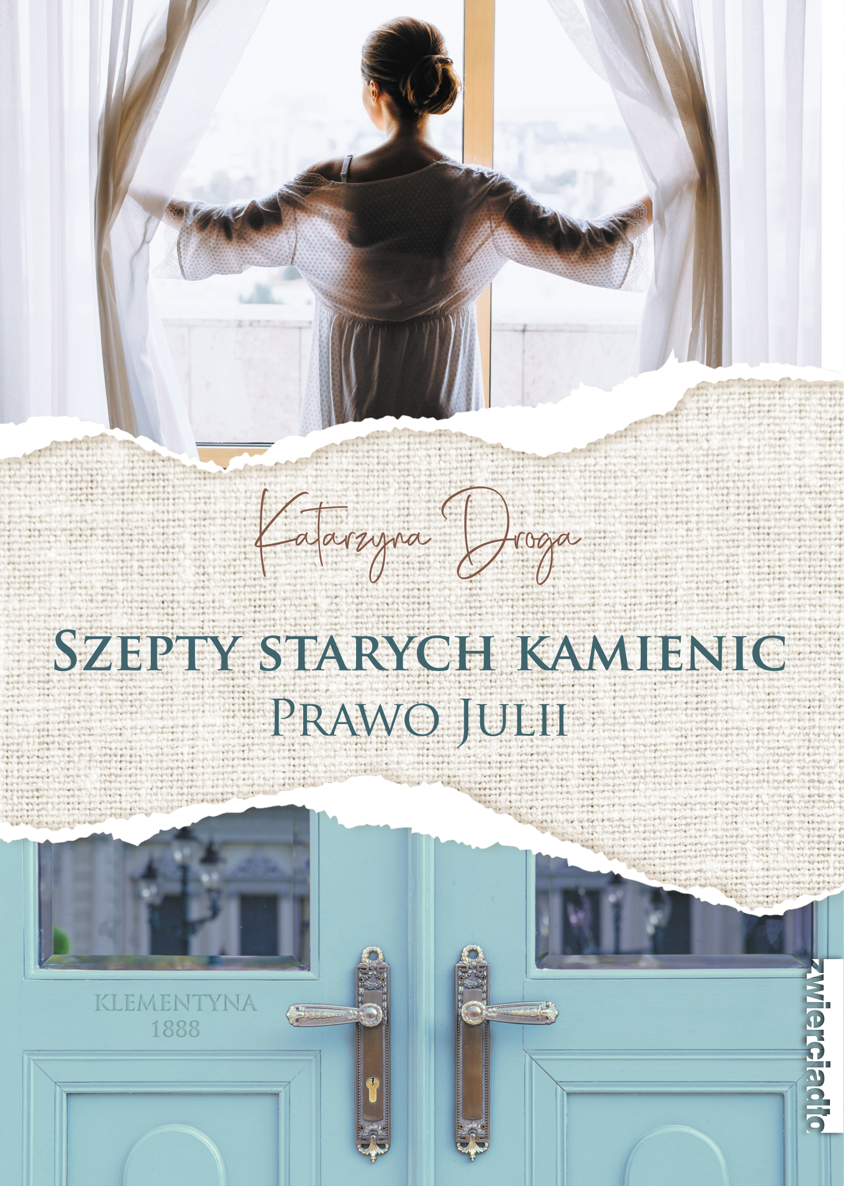 U góry okładki stojąca w oknie kobieta odgarniająca zasłony, na dole miętowe wejściowe dwuskrzydłowe drzwi