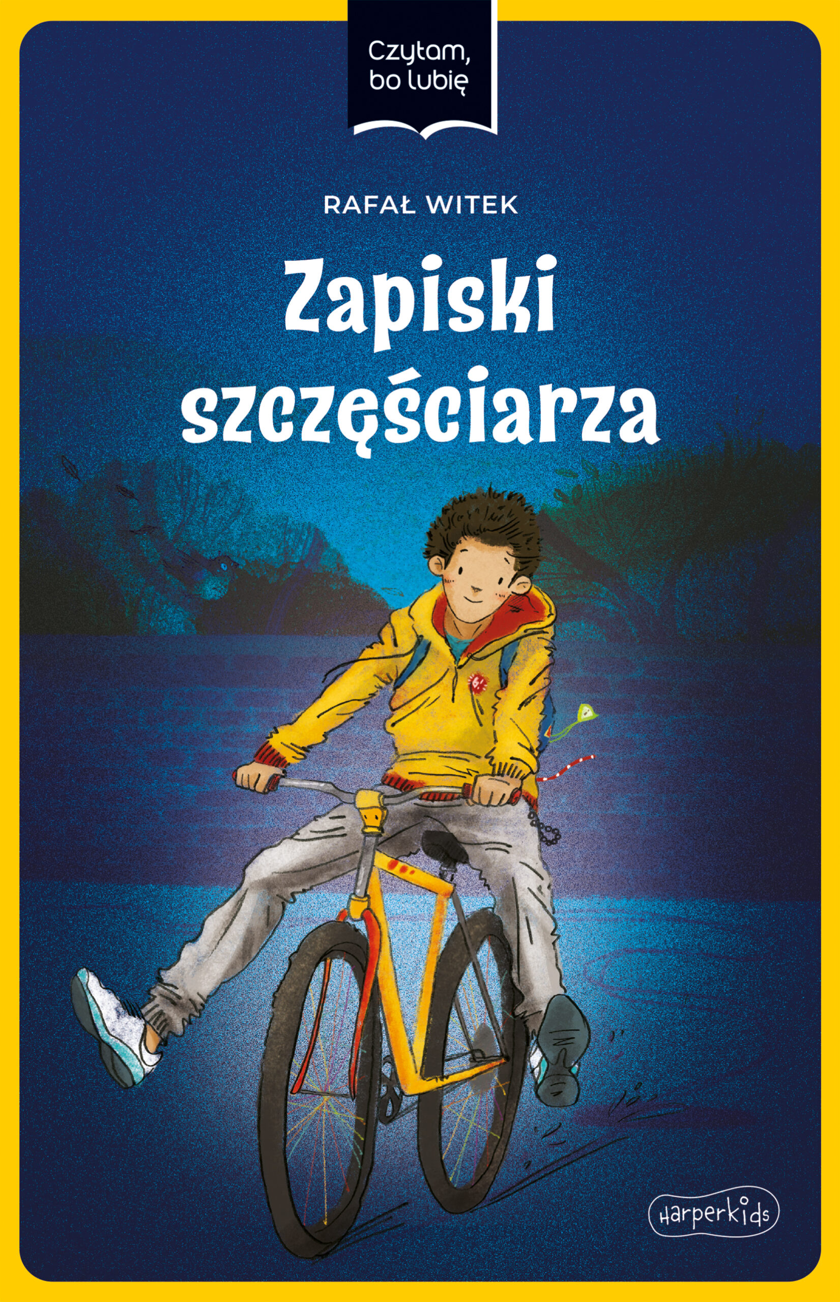 Okładka rysunkowa. Chłopiec w żółtej bluzie na żółtym rowerze o zmroku. W tle mur, widoczne zarysy drzew