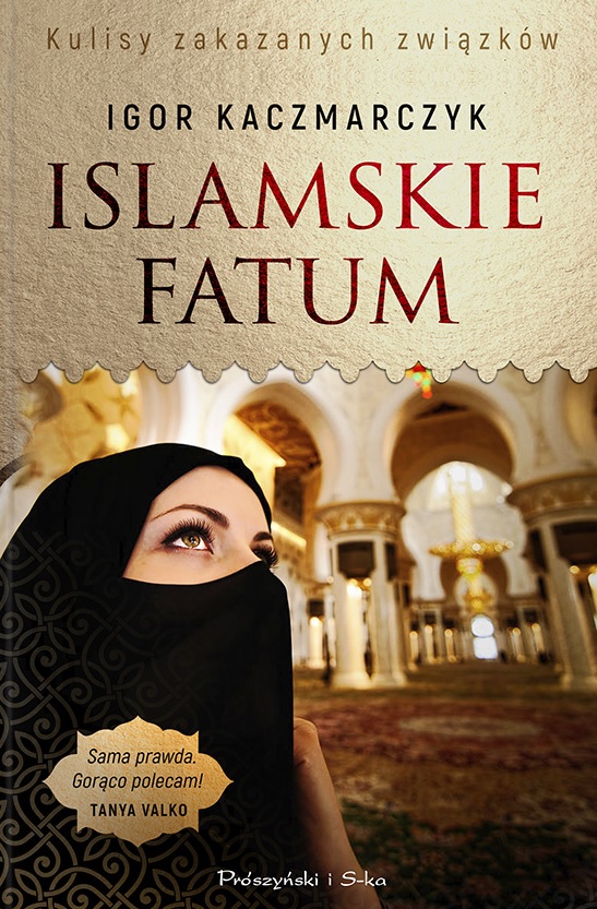 Na okładce twarz kobiety zakryta czarną chustą z widocznymi oczami. Patrzy ku górze. W tle wnętrze meczetu