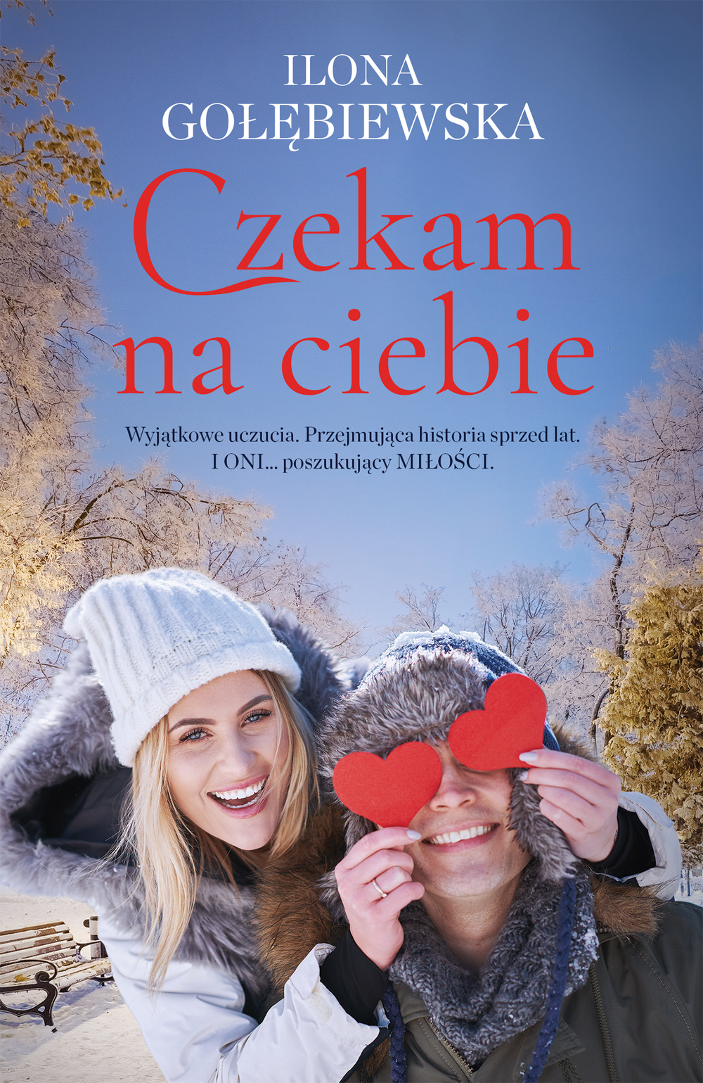 Na okładce w zimowej scenerii uśmiechnięta kobieta i mężczyzna, którego oczy zasłaniają dwa czerwone serduszka