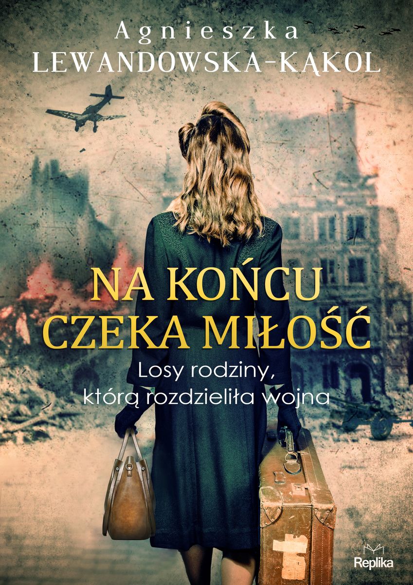 Na okładce stojąca tyłem kobieta w ciemnej sukience z walizkami w dłoniach. W tle ruiny budynków, ogień i lecący samolot
