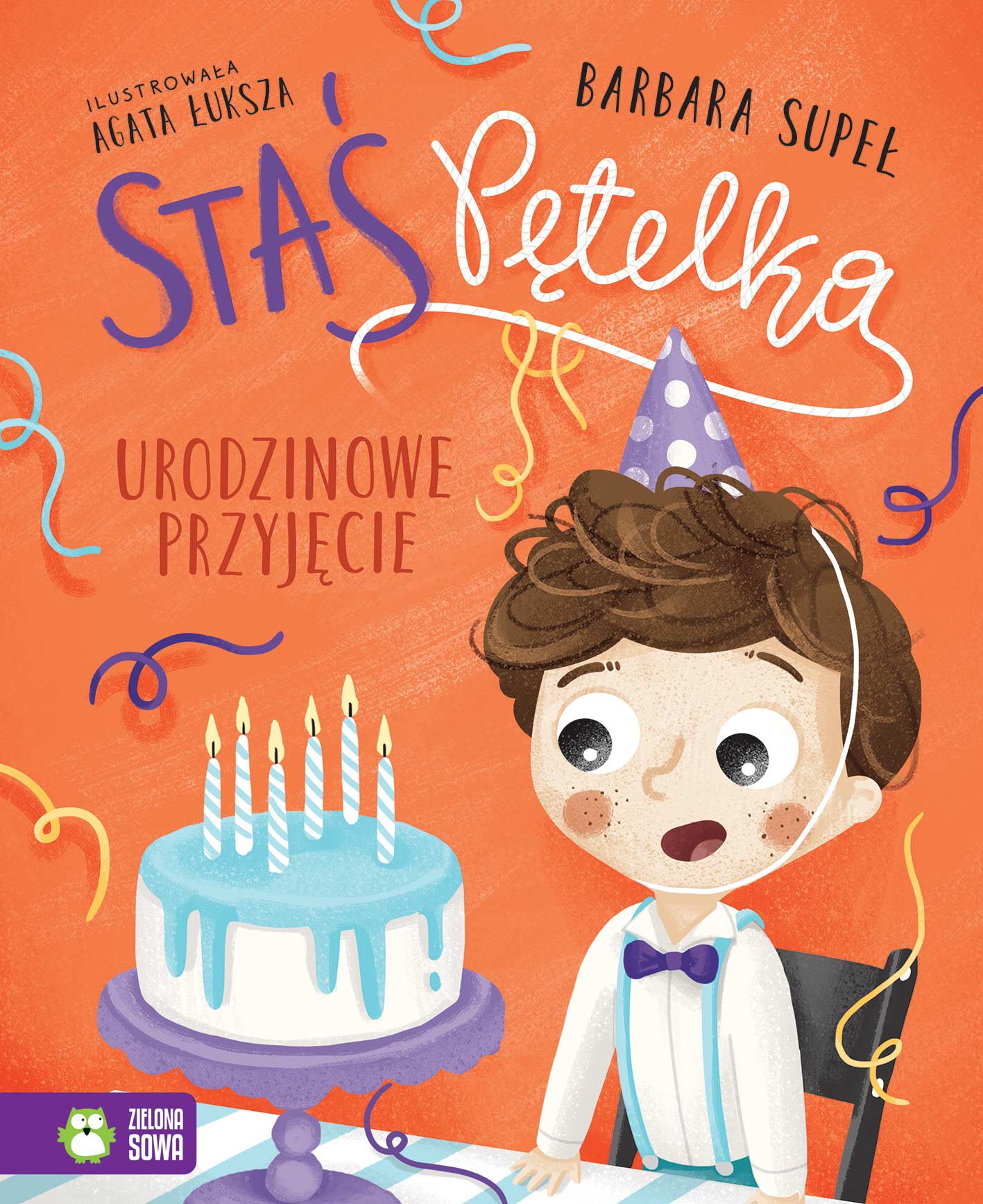 Okładka rysunkowa. Chłopiec elegancko ubrany w urodzinowej czapce na głowie, z otwartymi ustami oraz tort ze świeczkami