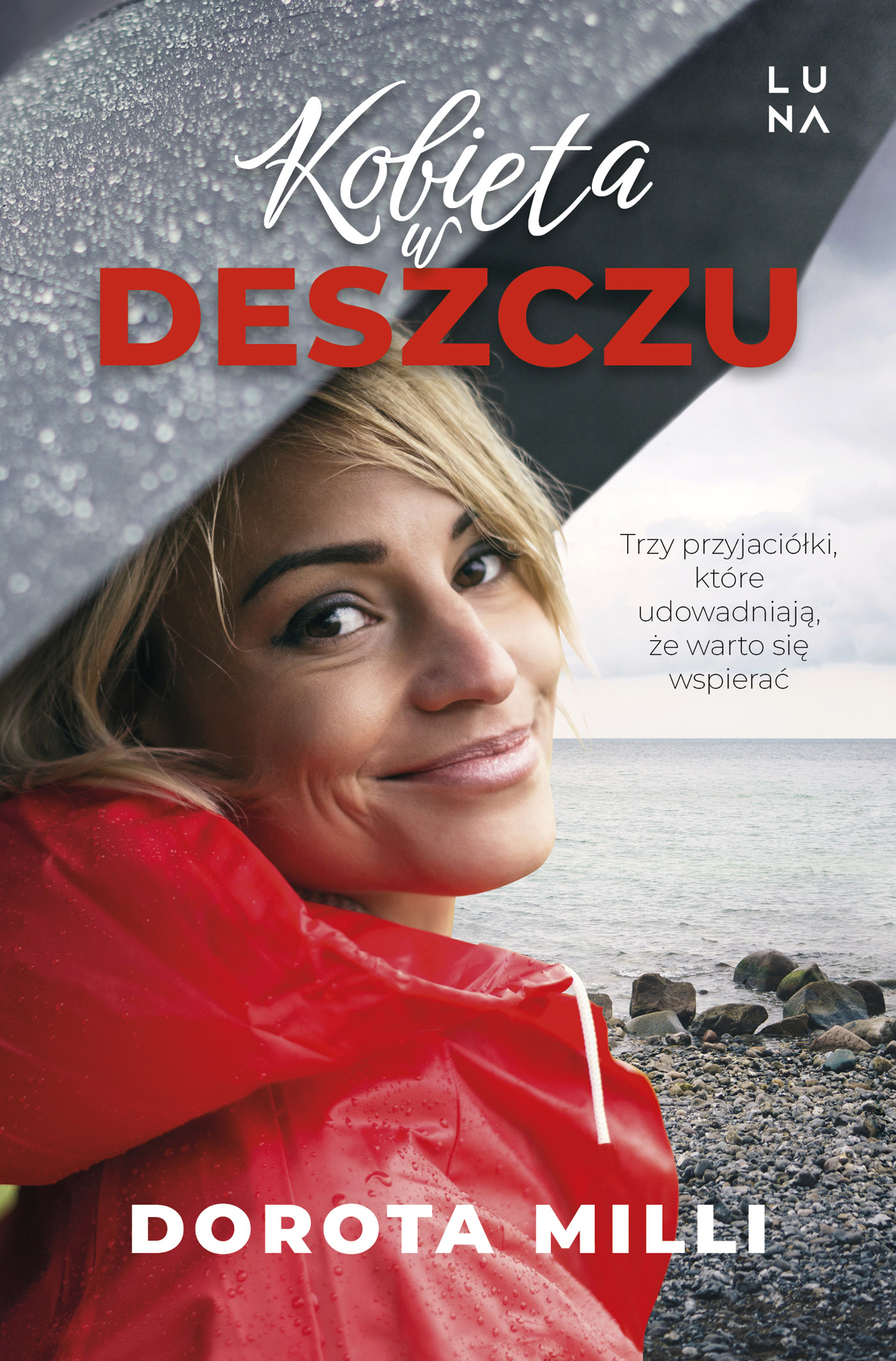 Na okładce twarz uśmiechniętej kobiety w czerwonym płaszczu przeciwdeszczowym pod czarnym parasolem. W tle plaża i morze