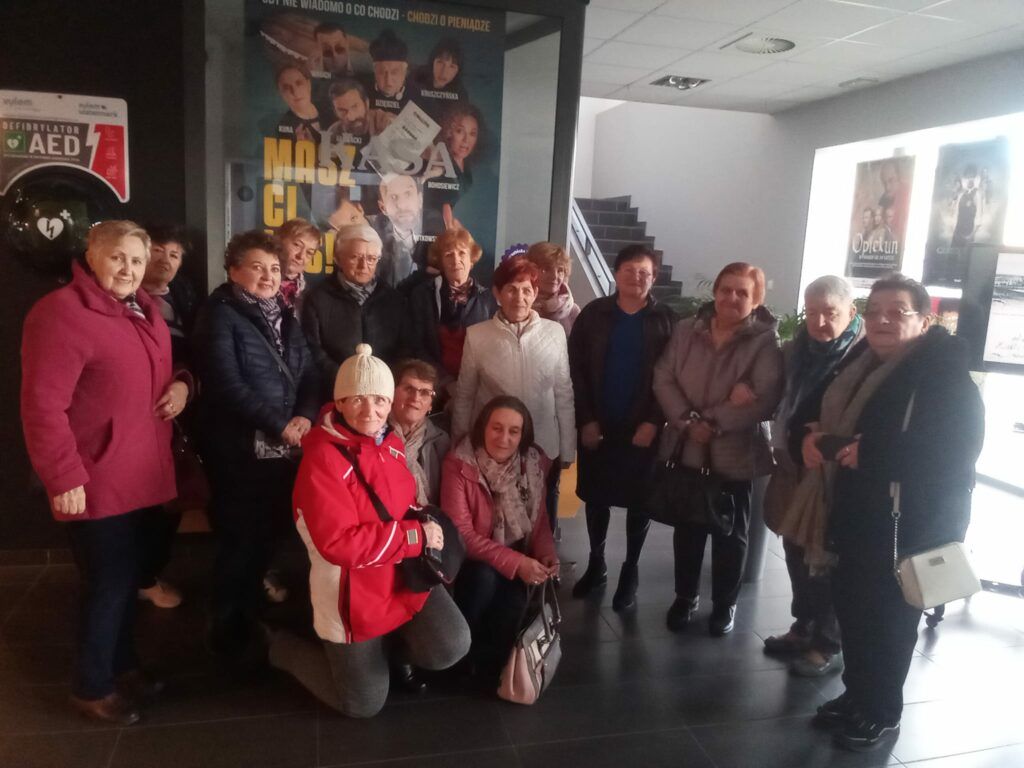 15 pań stoi w holu kina "Grażyna" w Strzelinie