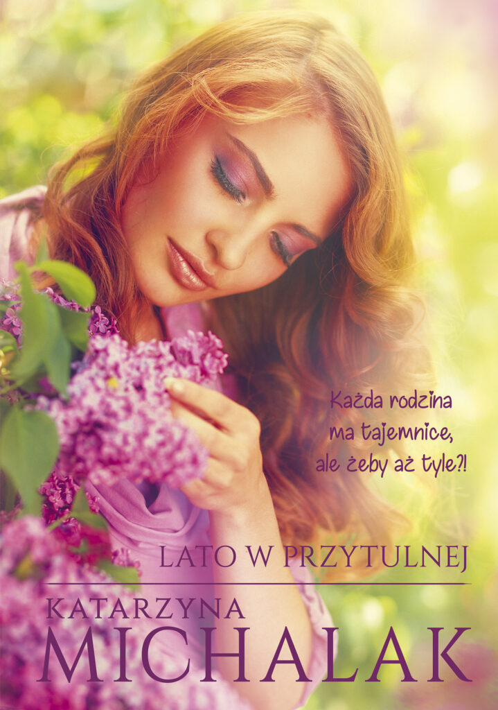Na okładce kobieta z pochyloną głową, pomalowanymi na fioletowo oczami, w fioletowej bluzce przy kwiatach bzu.