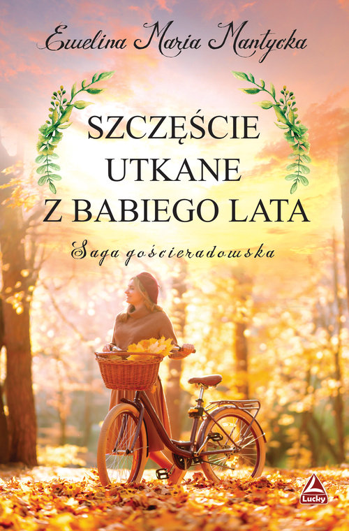 Kobieta w sukience i berecie na głowie prowadzi rower z koszykiem pełnym jesiennych liści. W tle park w jesiennej aurze