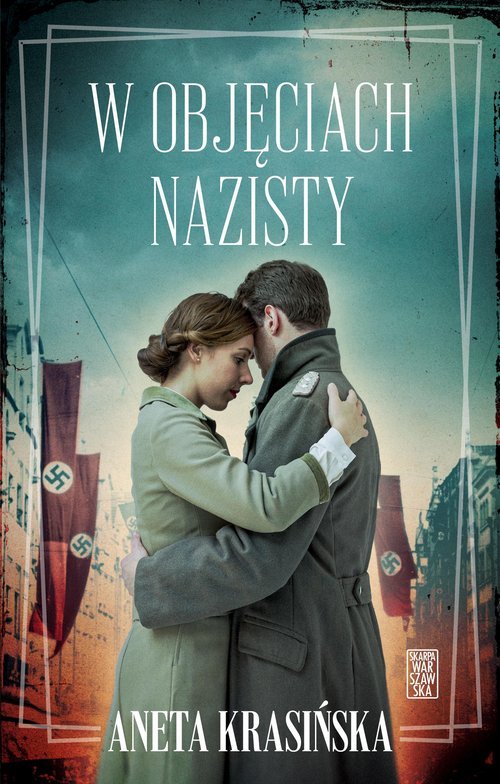 Na okładce przytulający się kobieta i mężczyzna na tle starych budynków oraz flag Trzeciej Rzeszy