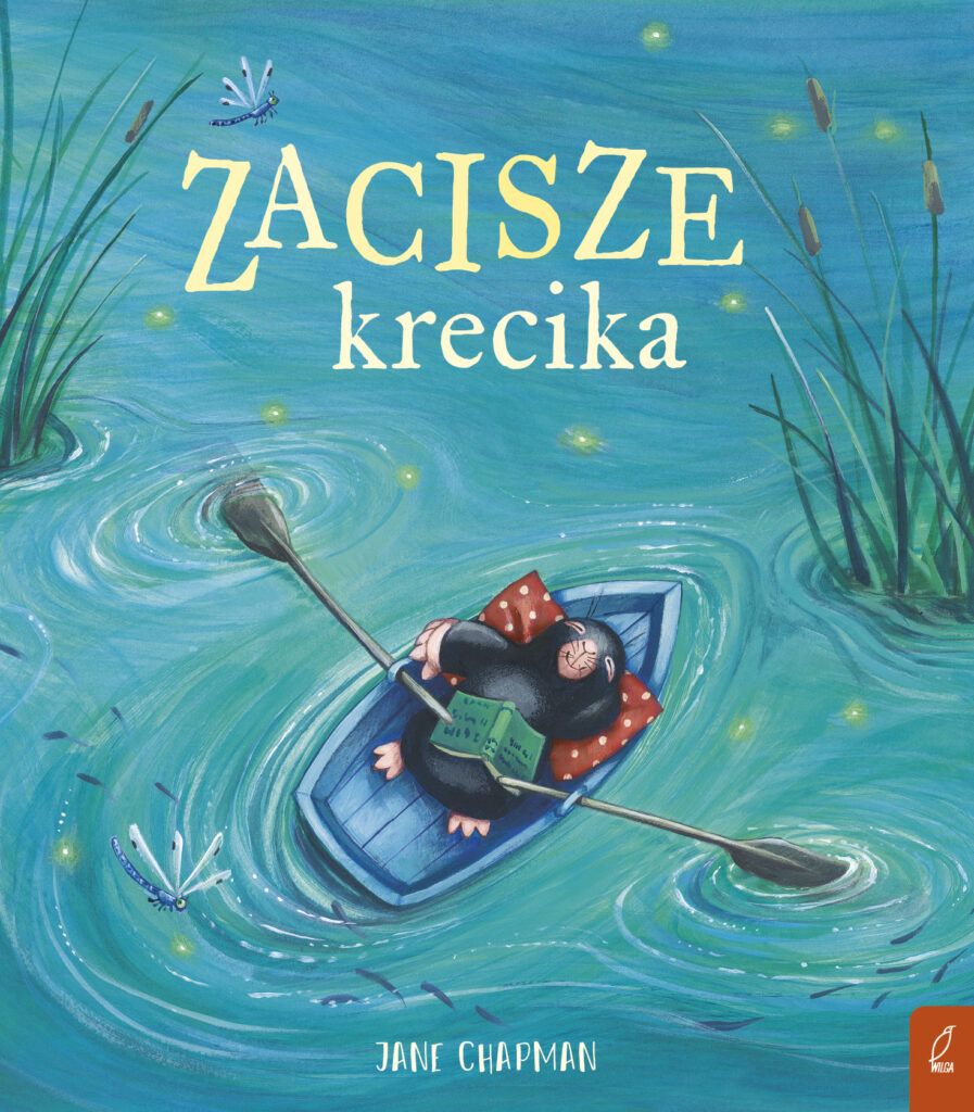 Okładka rysunkowa, łódka z wiosłami na wodzie, w łódce leży kret, a na nim otwarta książka
