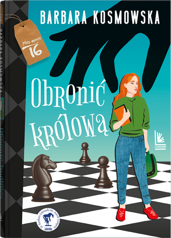Okładka rysunkowa na biało-czarnej szachownicy z czarnymi pionkami stoi dziewczyna w jednej ręce trzyma torebkę w drugiej książkę