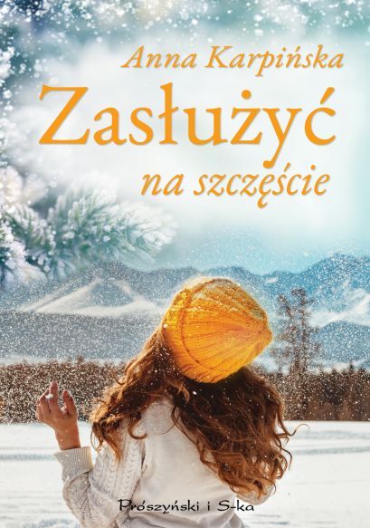 Na okładce odwrócona tyłem kobieta w żółtej czapce i białym swetrze na tle śnieżnego górskiego krajobrazu