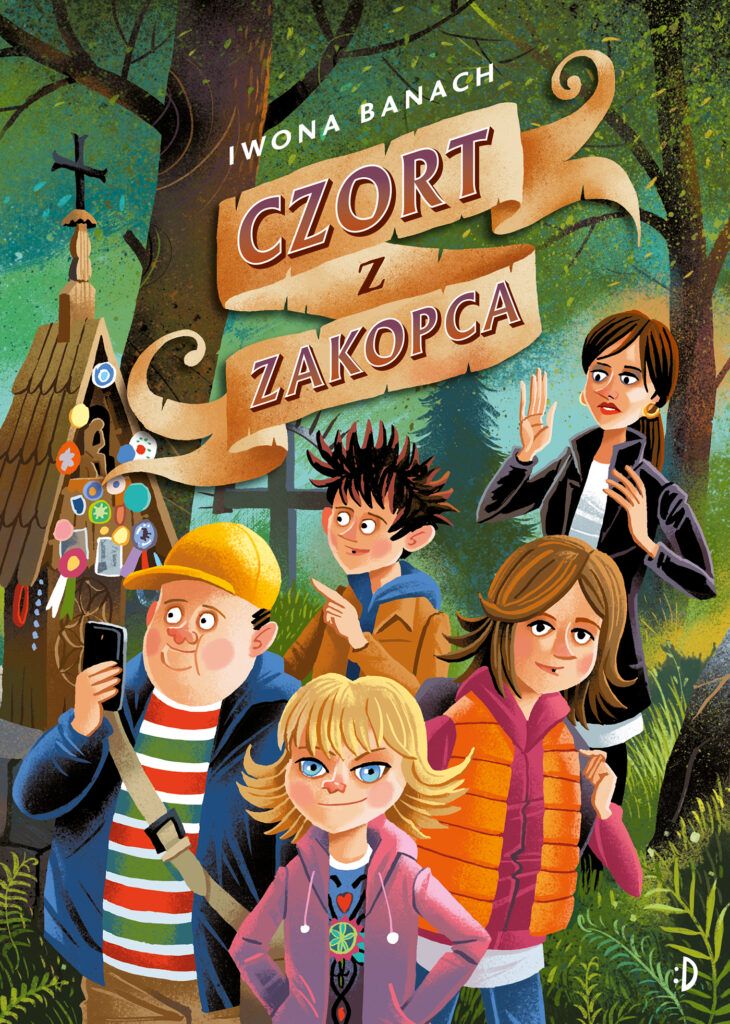 Okładka rysunkowa. Czwórka dzieciaków i pani w lesie koło małej drewnianej kapliczki wypatrujący czegoś